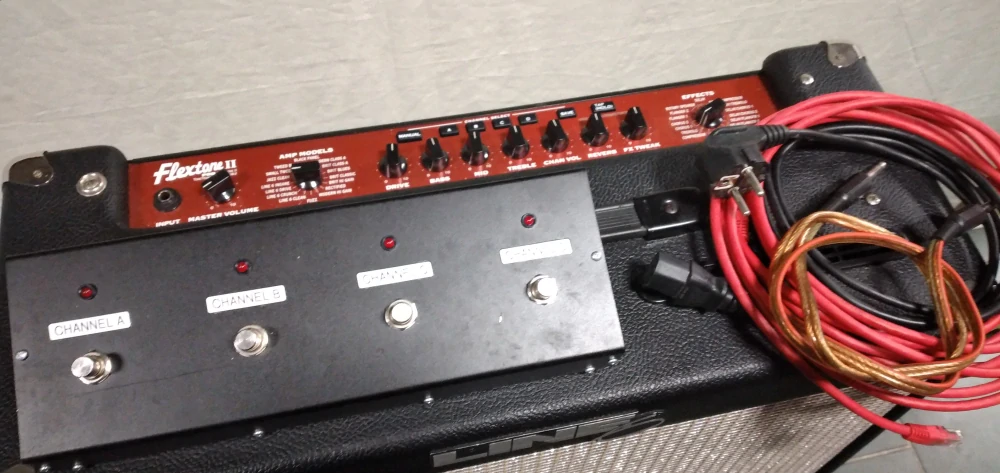 Line 6 Flextone II 1x12 + kabinet Flextone 5 + 4 kanálový footswitch