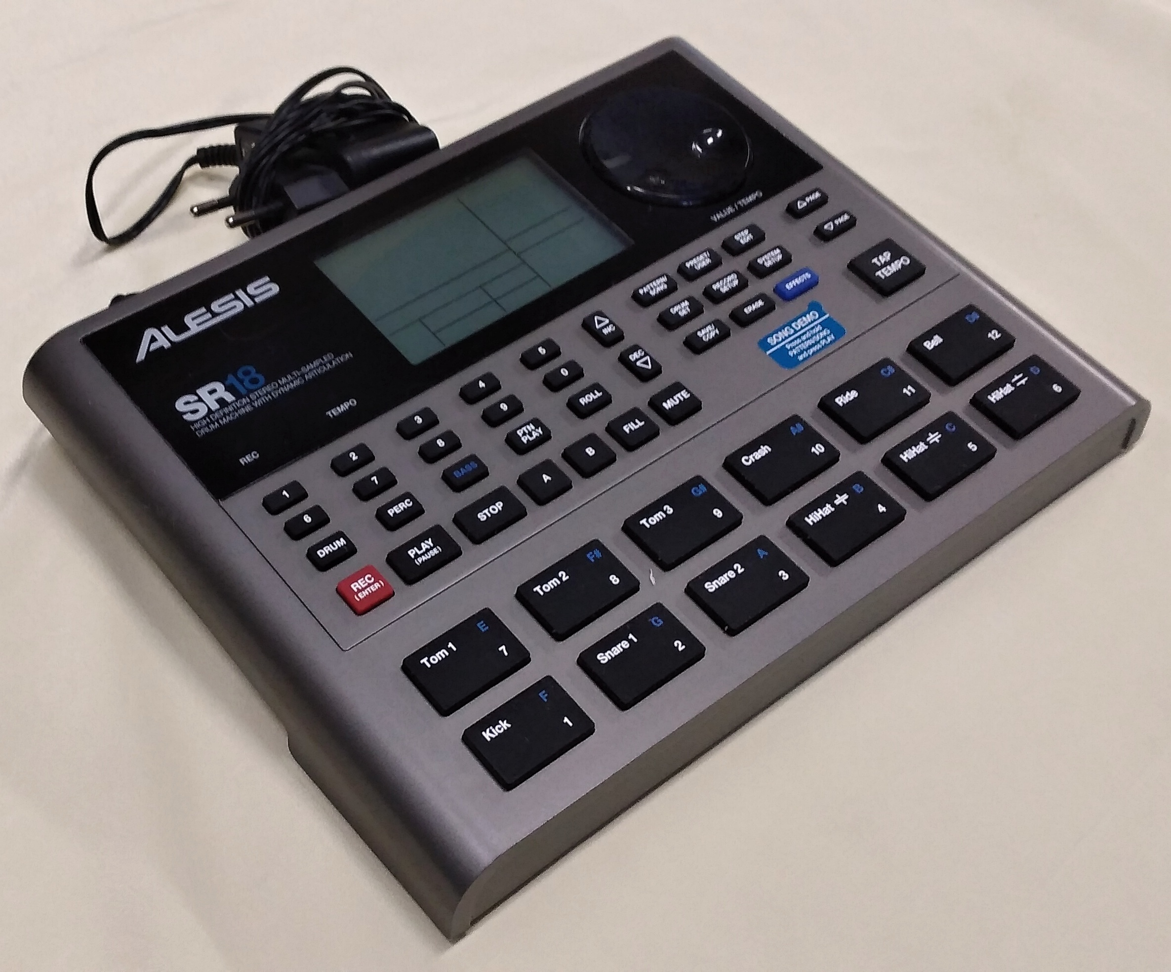 Alesis SR18