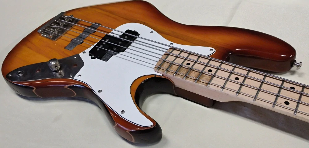 Basskytara  (Fender precission typ)