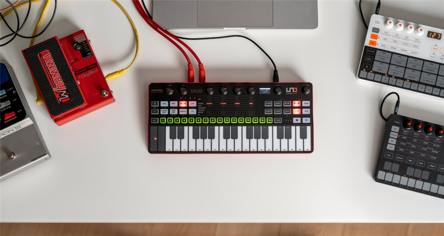 IK Multimedia UNO Synth Pro Desktop