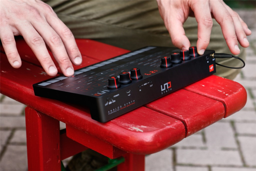 IK Multimedia UNO Synth