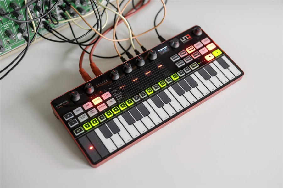 IK Multimedia UNO Synth Pro Desktop
