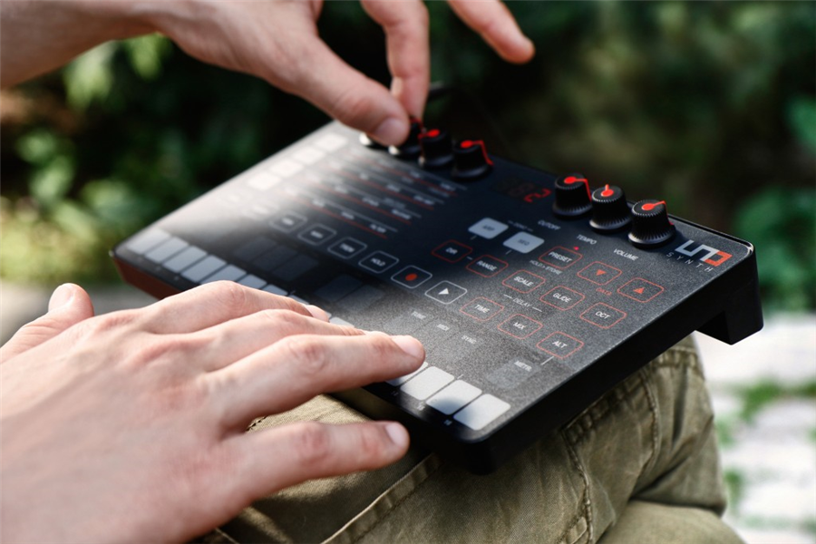 IK Multimedia UNO Synth